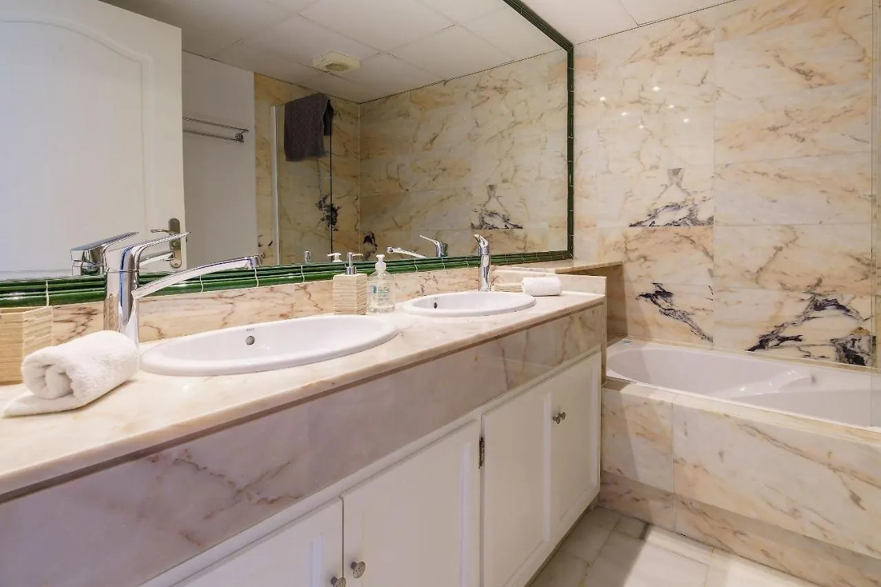 Дом отдыха Beautiful Views Family Townhouse Steps From The Beach Бенальмадена