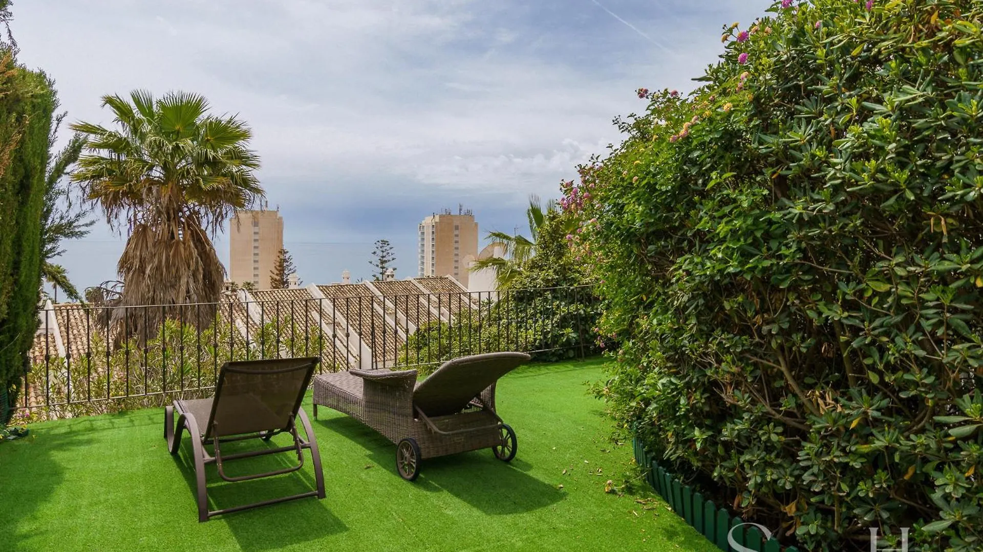 Beautiful Views Family Townhouse Steps From The Beach Бенальмадена 0*,  Испания