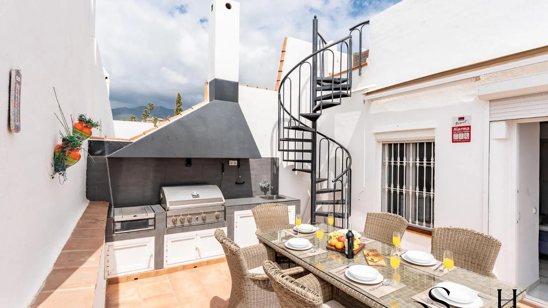 Beautiful Views Family Townhouse Steps From The Beach Бенальмадена Дом отдыха